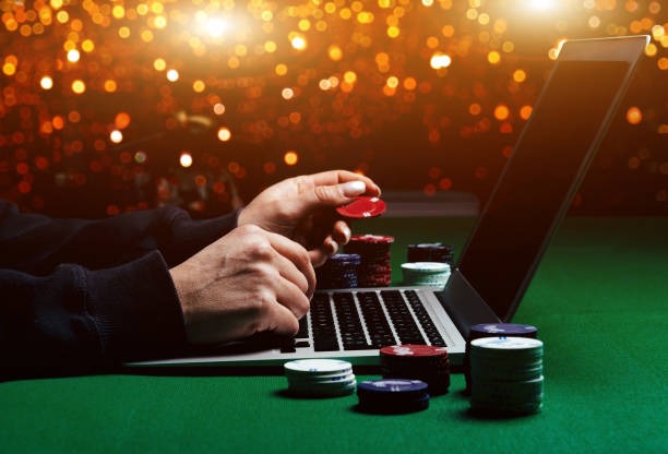 mami Sic Bo live table with dealer shaking three dice in transparent container